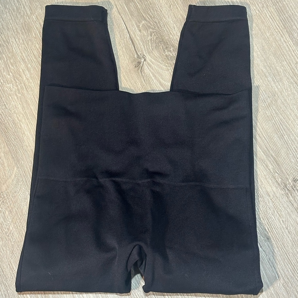 Spanx Women’s Cropped Black Leggings Size L 🦄